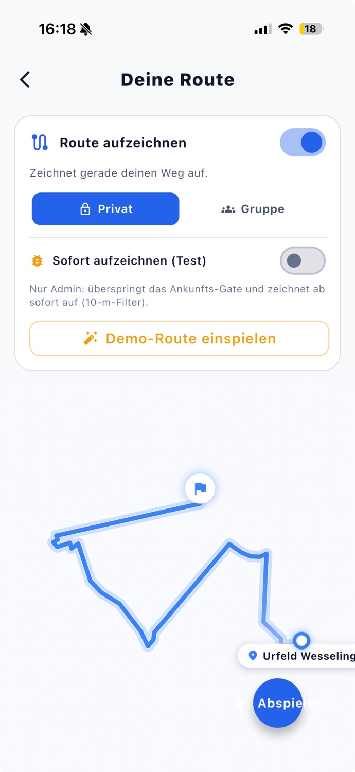 Aufgezeichnete Reiseroute als Linie auf der Karte mit Abspielen-Button
